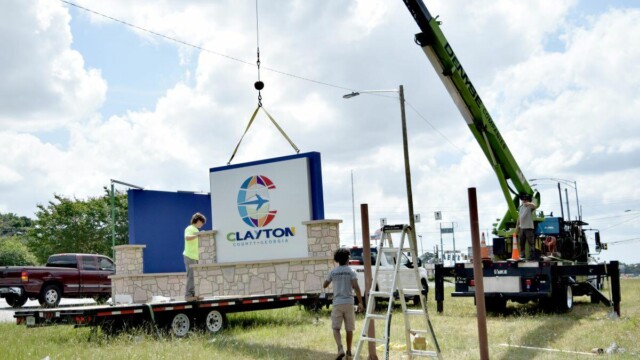 Crane placing sign ag Interstate 75, exit 235